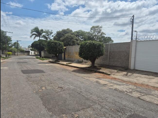 Belo Horizonte- Mg - Imóvel Constituido Pelo Lote Nº 27 Da Quadra Nº 9, Com Duas Residencias De Madeiras Bem Conservadas, Bairro Enseada Das Garças Com Todas Sua Benfeitórias - Matrícula 17.668 Do 9º Rgi De Bhte,, localizado em Belo Horizonte - MG, bairro Enseada das Garças