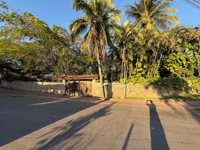 Casa Em Ilhabela/sp São 326m² A. C Em Terreno De 1.343,50m², localizado em Ilhabela - SP, bairro Barra Velha