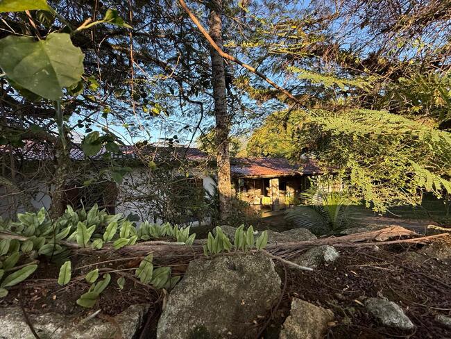 Casa Em Ilhabela/sp São 326m² A. C Em Terreno De 1.343,50m², localizado em Ilhabela - SP, bairro Barra Velha