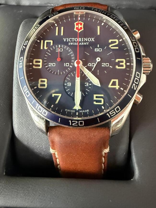 RELÓGIO VICTORINOX FIELDFORCE MASCULINO EM COURO LEGÍTIMO MARROM