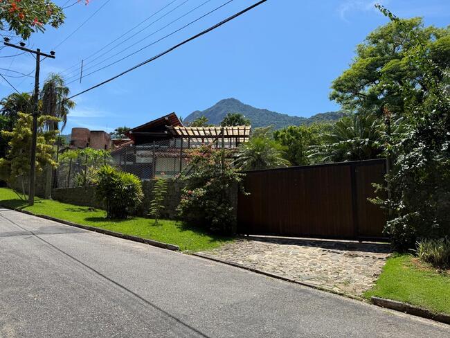 CASA  411,33m² de área construída em TERRENO  921m²  de área total  - Engenho D'Água - Ilhabela/SP