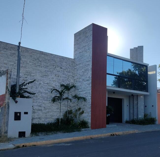 Mineiros-go --- um terreno com a área de 371,25m² com benfeitorias não averbadas.