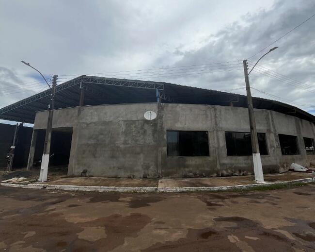 MONTIVIDIU-GO -- UM TERRENO URBANO COM BENFEITORIAS