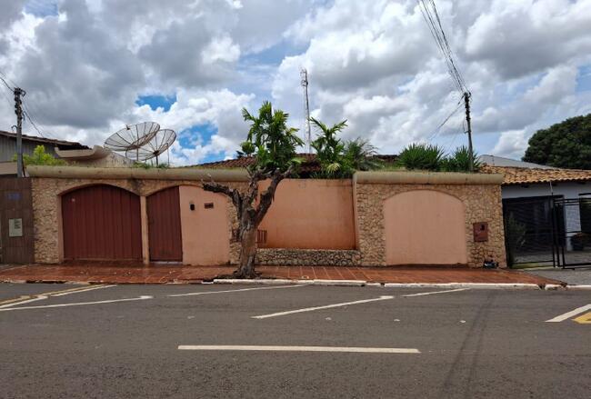 JATAÍ-GO -- UMA CASA RESIDENCIAL COM 14 CÔMODOS.