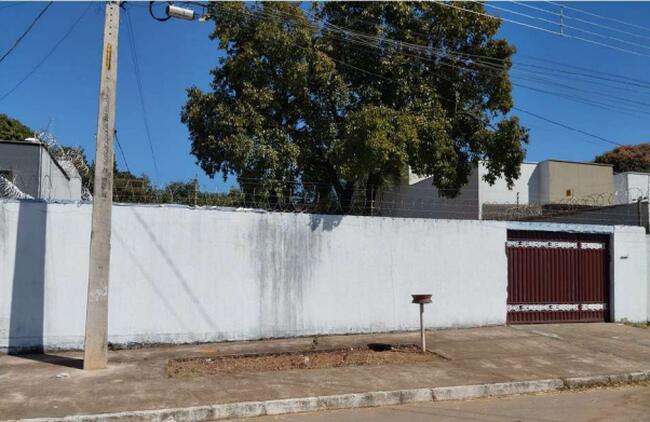 APARECIDA DE GOIÂNIA/GO - UM LOTE DE 523,67M² COM BENFEITORIAS.