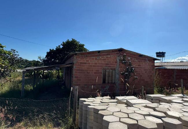 CORUMBÁ DE GOIÁS/GO - UM LOTE DE 388,94M² COM BENFEITORIA.