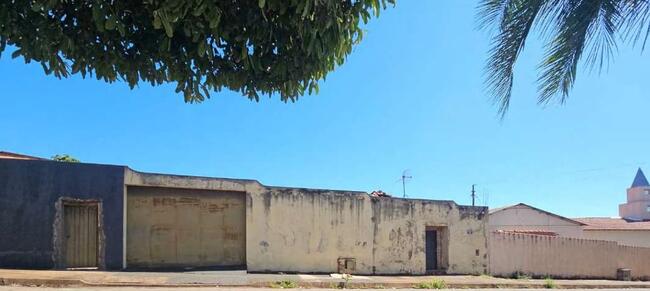 Santa Helena de Goiás/GO - Imóvel urbano de 300m² com benfeitorias.