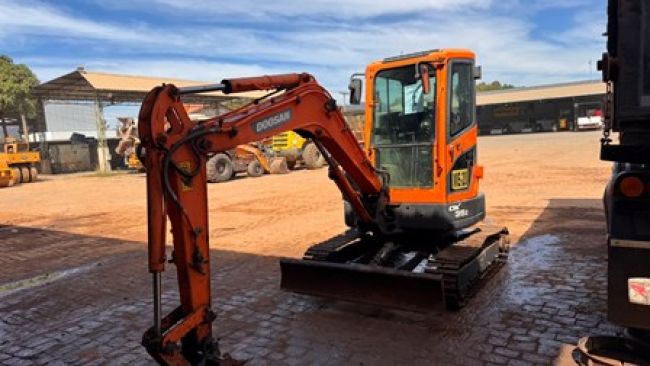 MINI ESCAVADEIRA DOOSAN DC35Z 2018