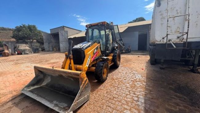 RETRO ESCAVADEIRA 4x4 CATERPILLAR 416E - 2012