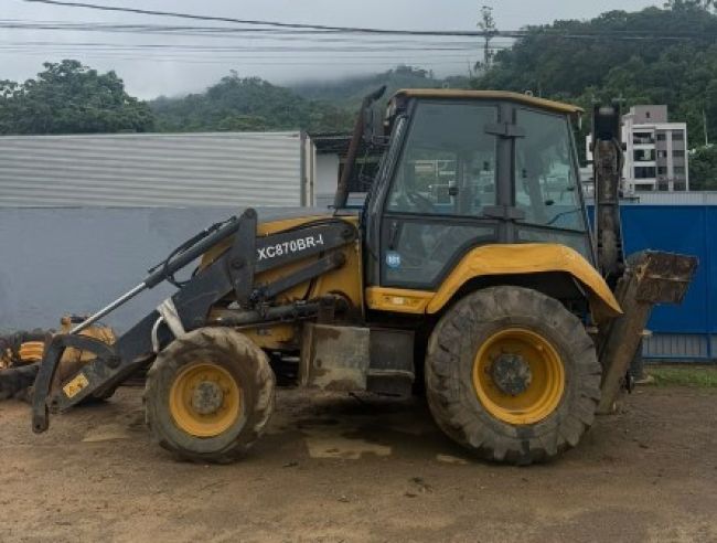RETROESCAVADEIRA DE PNEUS XCMG, ANO 2024/2024
