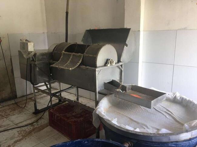 TRT13 - 01 MÁQUINA EXTRATORA DE GOMA E 01 MÁQUINA PESADORA AUTOMÁTICA, MARCA “ JHM"