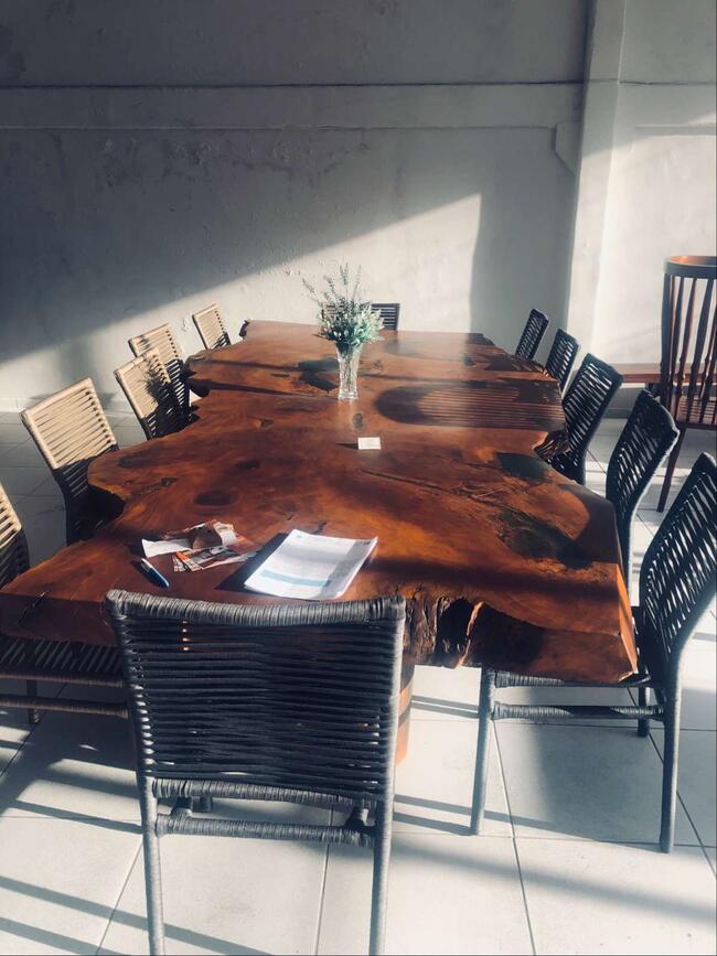 MESA DE MADEIRA DE LEI (3,80m x 1,60m x 1,20m)