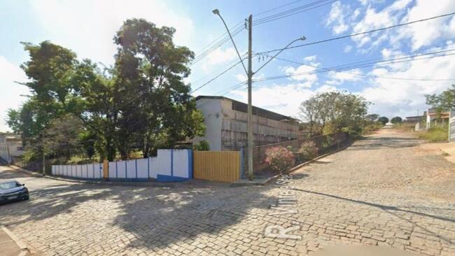 PRÉDIO COM 3 PAVIMENTOS / A.T. 4.972M² - DIVERSAS BENFEITORIAS / IGUATAMA - MG - R$ 965.000,00,00